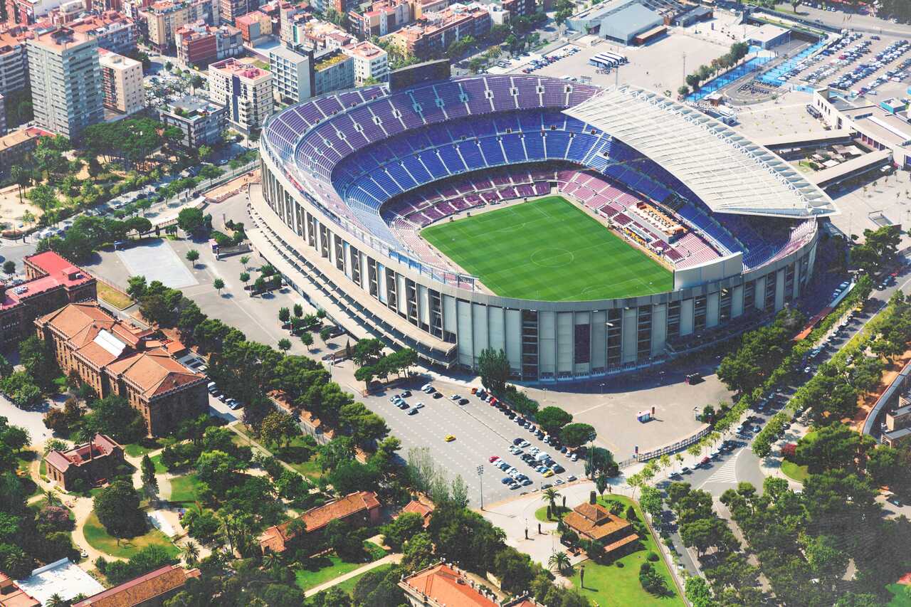 Vista aérea del estadio Spotify Camp Nou de FC Barcelona, símbolo de su compromiso con la sostenibilidad a través de colaboraciones como la de Plastiks.