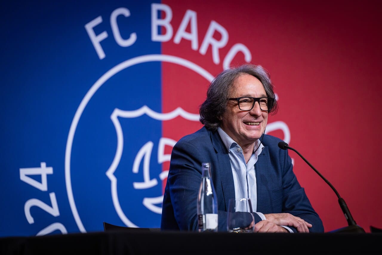 Jordi Portabella, Director de Sostenibilidad del FC Barcelona, en una rueda de prensa sobre sostenibilidad, con el logotipo del club al fondo.